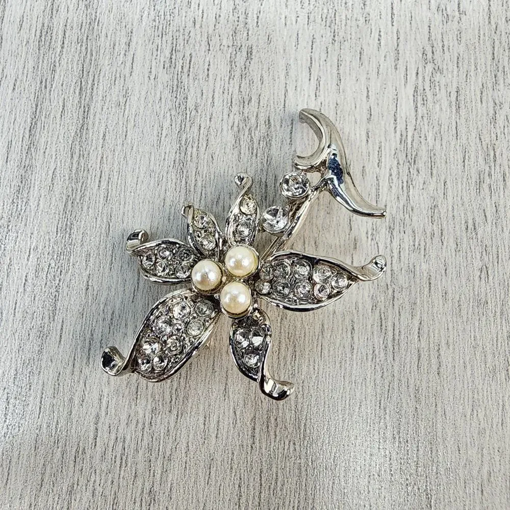 Daisy vintage brooch